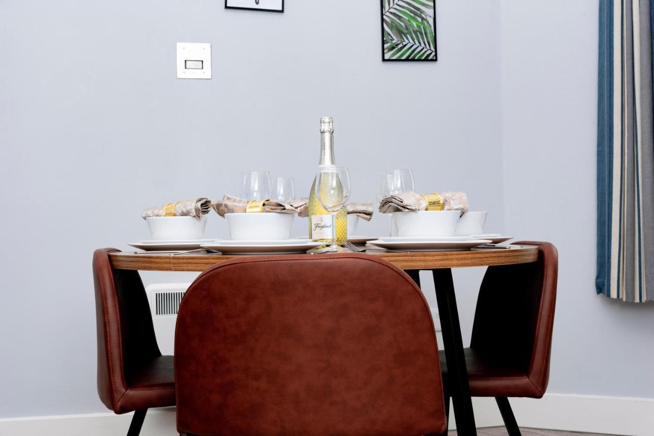 Wrexham Central Stay - Apartment Six מראה חיצוני תמונה