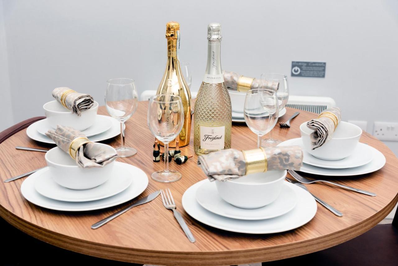 Wrexham Central Stay - Apartment Six מראה חיצוני תמונה